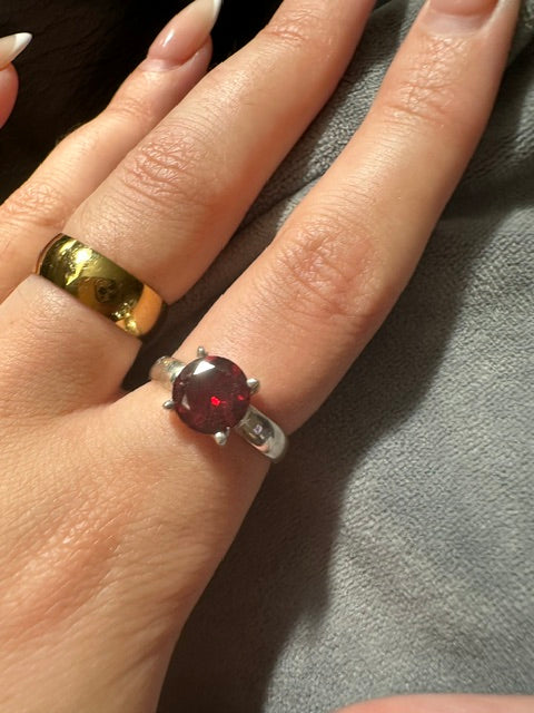 Red Garnet Circle Sterling Silver Ring - Size 7/O