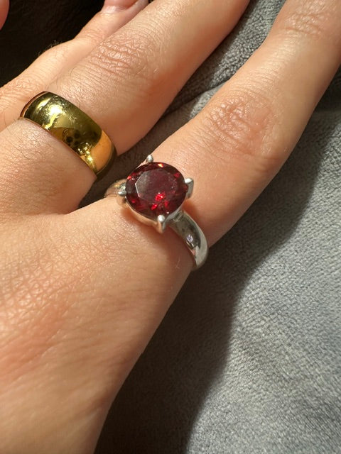 Red Garnet Circle Sterling Silver Ring - Size 7/O
