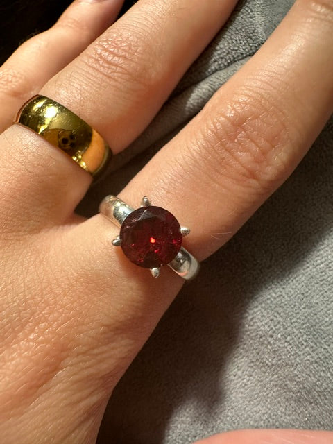 Red Garnet Circle Sterling Silver Ring - Size 7/O