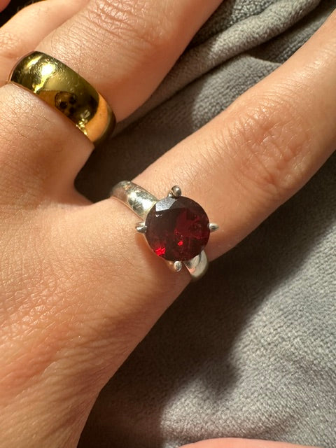 Red Garnet Circle Sterling Silver Ring - Size 7/O